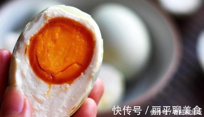 窍门|腌咸鸭蛋,牢记“2个窍门”,鸭蛋不变质,起沙流油吃着香