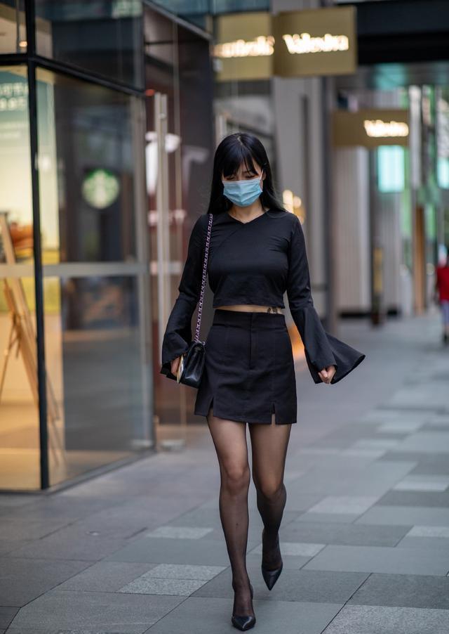 小姐姐|小黑裙,修身显瘦又时髦,搭配黑色上衣,显气质又耐看