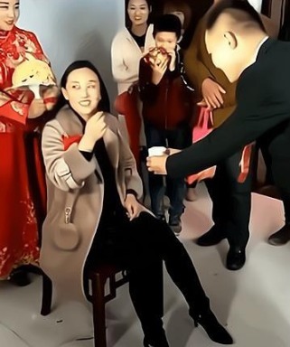 逆龄 “最年轻丈母娘”走红,新郎成人生赢家,新娘却全程尴尬