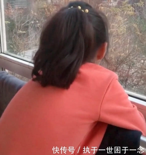 自责|女儿没写作业被骂,赌气趴阳台,顺着女儿的目光,妈妈暗暗自责