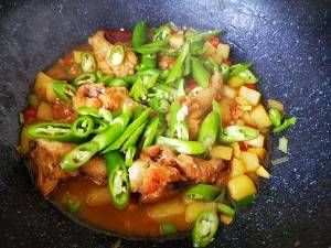 家常鸡肉菜谱，鸡翅根烧土豆，简单美味下饭，一道不错的家常菜