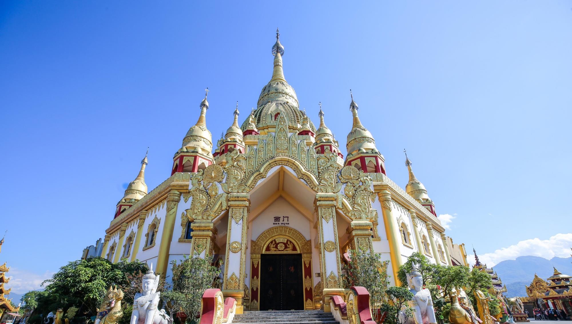 云南必打卡的勐焕大金塔，景区内仿佛小型热带植物园，假装在泰国