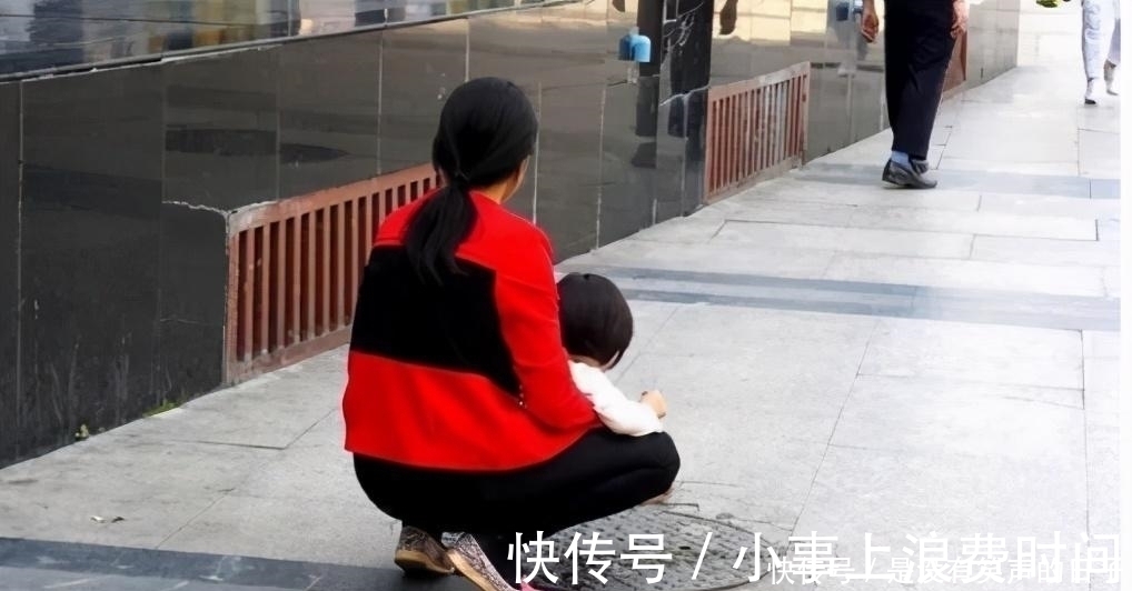 周女士|“新型把尿”蔓延,正在伤害孩子排尿系统,但年轻家长却前赴后继