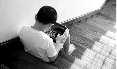 手机|“妈妈,我玩一会手机”,这位母亲的做法,让孩子主动远离手机