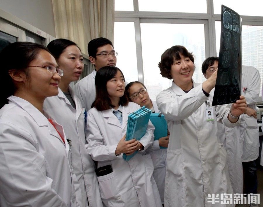 做了40年数学老师,如今算不出93-7!63岁老人身陷阿尔茨海默病,女儿讲述陪护细节