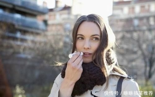 女生有这5个习惯,会让嘴唇变丑尤其第2个,不改掉难提升颜值