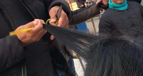 在农村有人专门收头发,他们都拿来干什么用?其中必有“猫腻”!