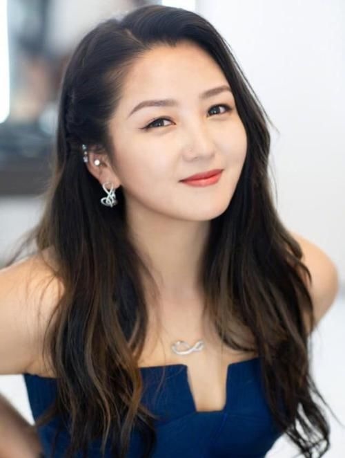 何洁|4个孩子两个爹,哭诉养不起的何洁,前夫才是真悲哀