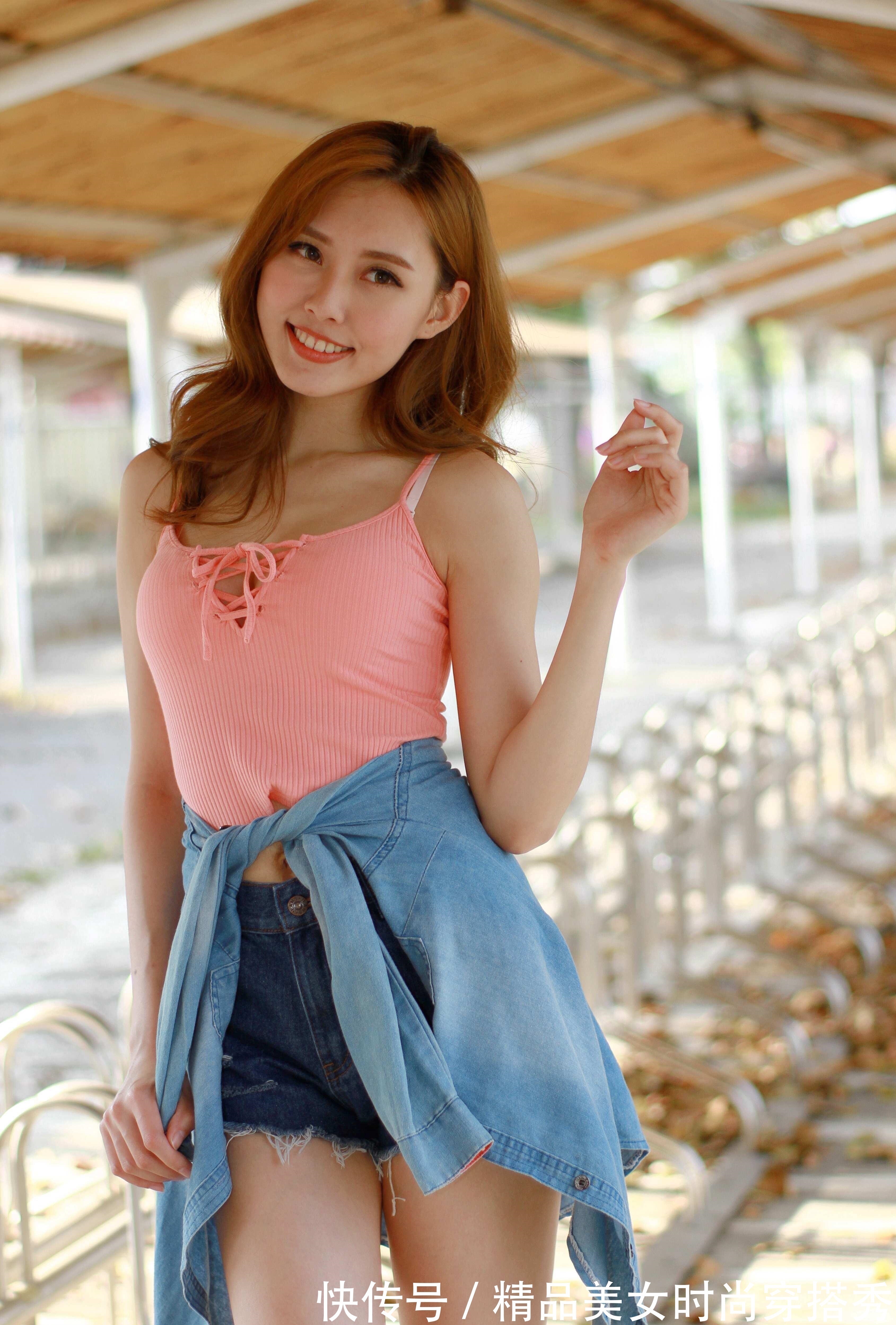 夏装 粉色的吊带背心清凉舒适,下搭一条牛仔短裤,率性十足