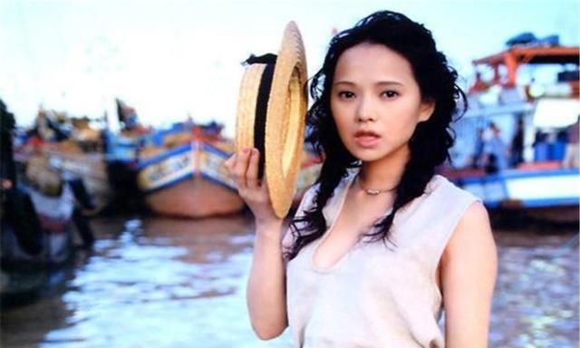 52岁的伊能静，经历失败婚姻后，跟年轻老公过成了人人羡慕的样子