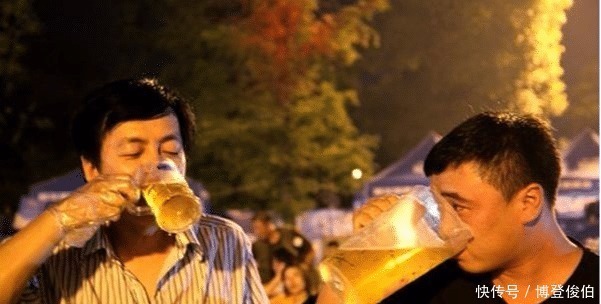 丢入|一个酒鬼,惹恼妻子被丢入酒缸,醒来后说出3个字,竟被传为经典