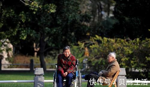 毛发|中老年人会长白发,多与这2个原因有关,得提前预防了