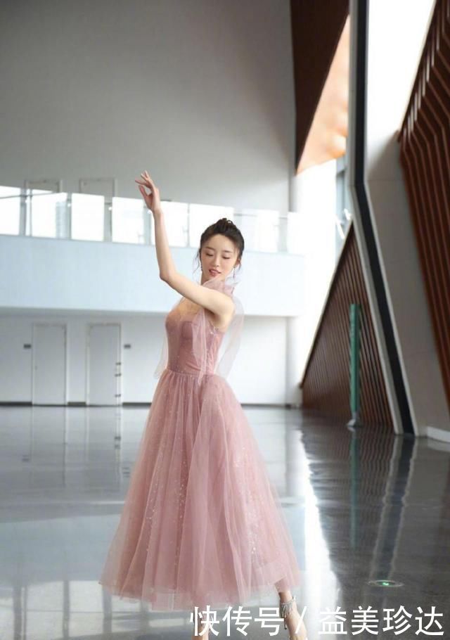张月演绎芭蕾舞精灵,身穿一袭粉色纱裙优雅动人