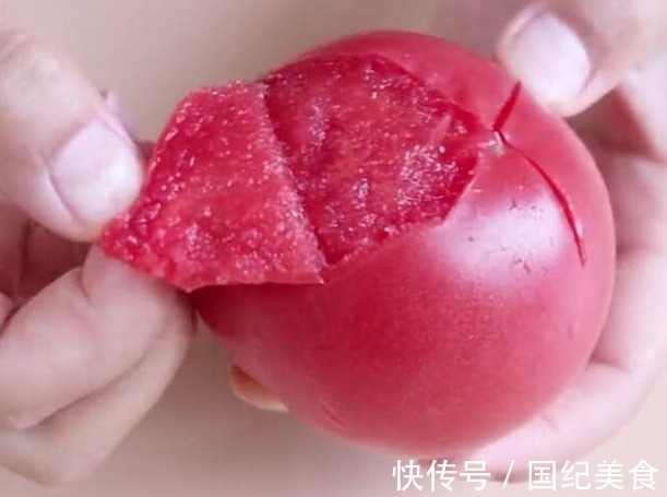 西红柿去皮最忌用开水烫，教你2个小妙招，快速去皮营养不流失！