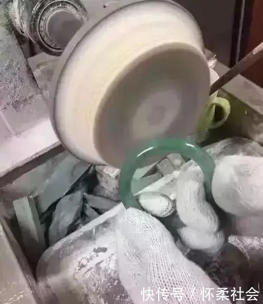 赌石|疯狂赌石,20万入手的木那翡翠原石,一刀切涨近千万