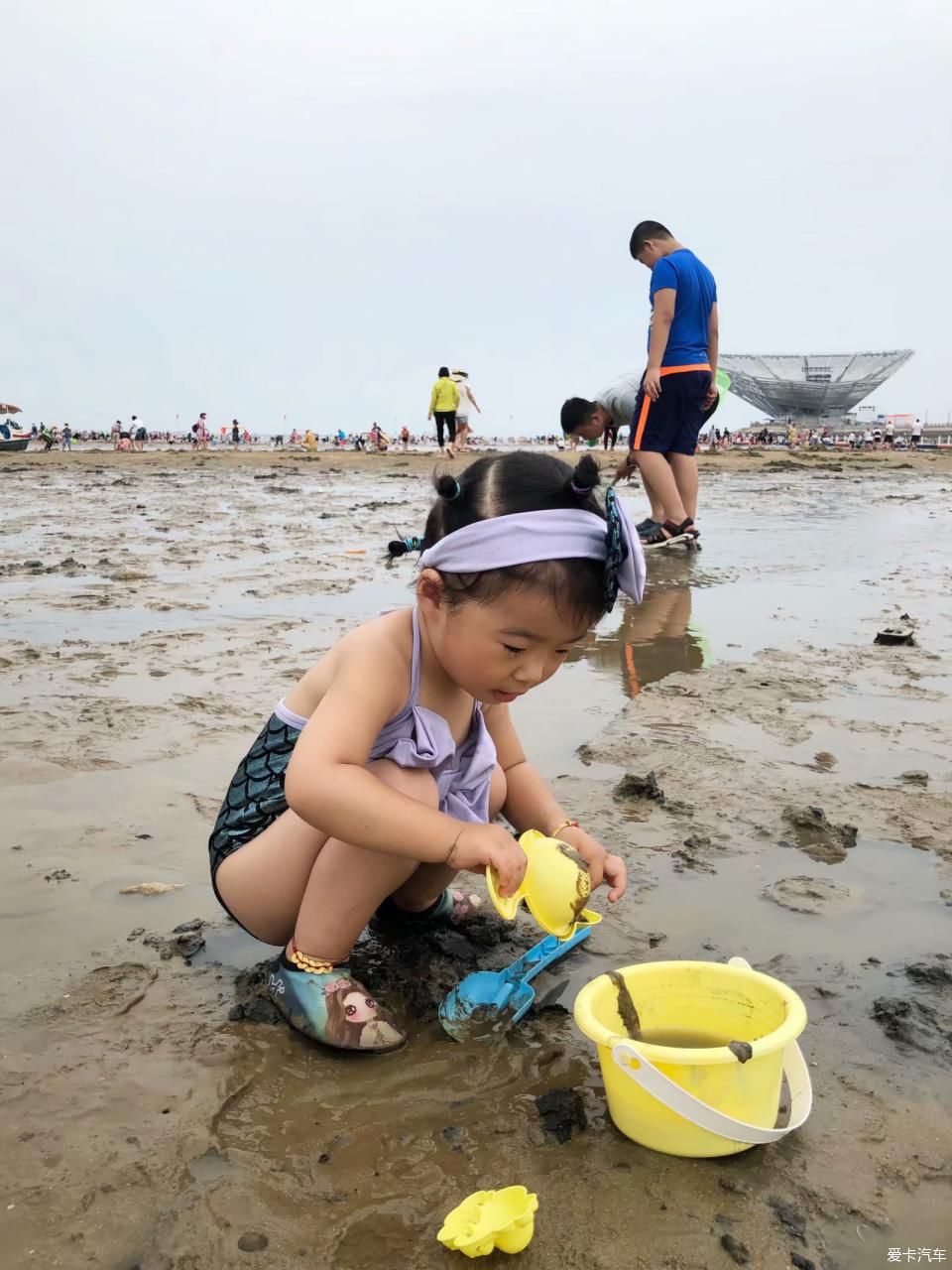 一家三口赶海踏浪游~