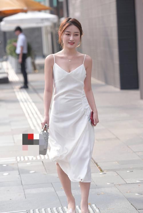 性感|清纯漂亮的小姐姐,白色吊带裙凸显性感的韵味,很让人心动
