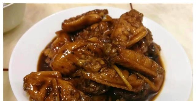 我请闺蜜来家做客,老公特意下厨做了一桌菜,饭后闺蜜夸我好福气