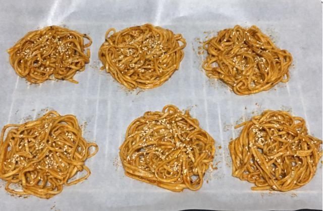  小时候爱吃的干脆面，原来做法如此简单，比买的好吃又健康