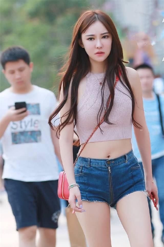 街拍美女：小姐姐这热裤够潮，中间的拉链设计将热裤分成两半