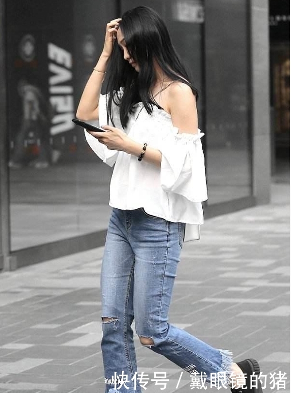 头发|街拍:小姐姐穿蓝色连衣裙好亮眼,拂头发的瞬间超性感!