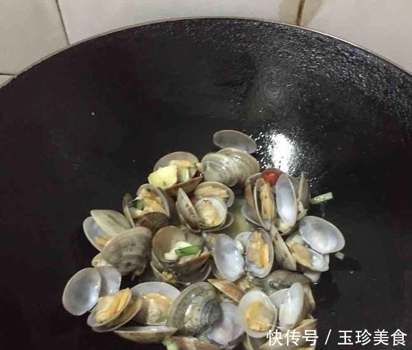 炒花甲怎么才能做出鲜味又没沙子？海边人教你正宗做法，巨赞！