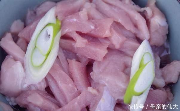 做蒜苔炒肉时,最忌直接下锅炒,多做1步,蒜苔鲜嫩翠绿,很入味