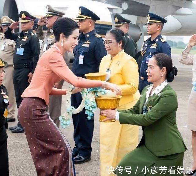 苏提达|诗妮娜不在眼前苏提达放松警惕?一身土豪金显俗气,直筒腰输贵妃