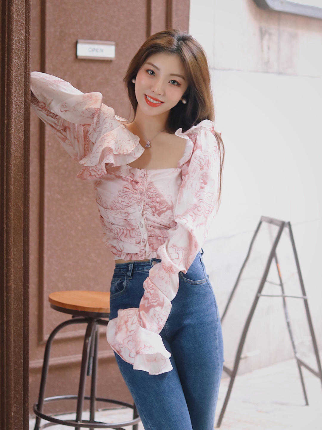 海滩|夏季，去海滩怎么穿才时髦？穿一字肩+牛仔裤高级优雅，清爽大气