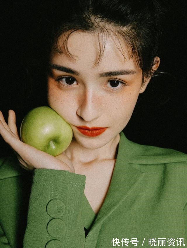 帅气感|哈妮克孜“漫画脸”超上镜!手捧青苹果微低眉,微醺妆惹人怜!