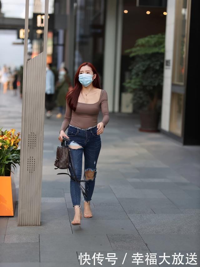 秋季,破洞牛仔裤,依旧实力担当,穿出了美的身姿,婀娜又美丽