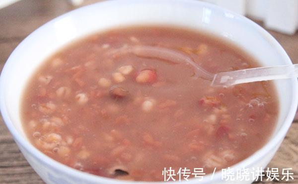 养生|50岁后,每天早起喝一杯蜂蜜水或者淡盐水养生,身体会如何?