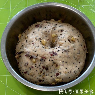 做好黑芝麻核桃蔓越莓软欧,有色有香又有味