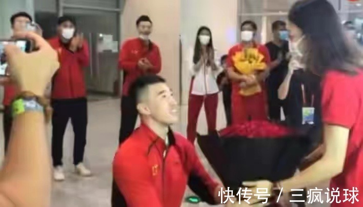江苏女排|太浪漫!女排2大名将同时被男友求婚,两对情侣在地铁站热情亲吻