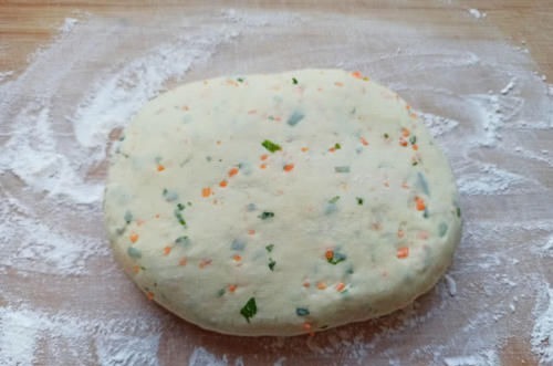 面粉新吃法,无需发面,开水一烫就搞定,个个鼓大泡,比油条还香