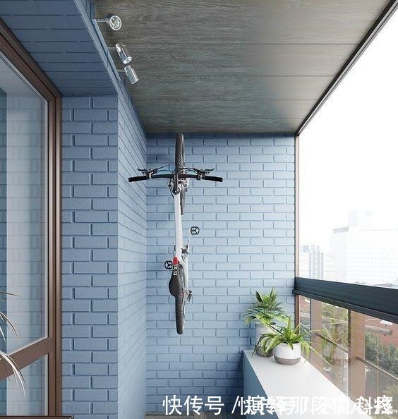 过道|邻居真是“心狠手辣”，沿着阳台墙壁打柜子，连窗户下都不放过！