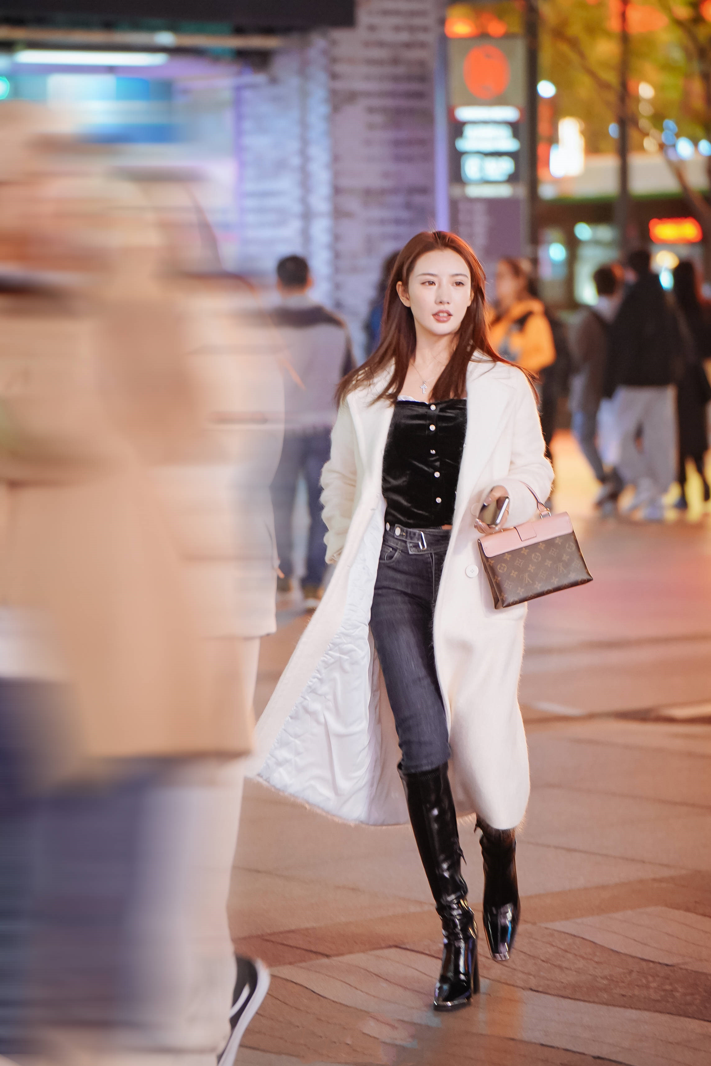 街拍: 是不是只有穿牛仔裤才有所谓的轻熟感