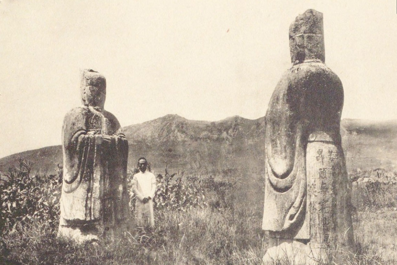 百年前明孝陵,不见五陵豪杰墓,无花无酒锄作田