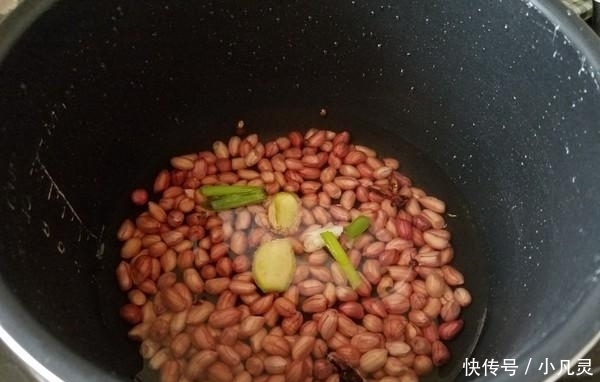 花生不用炸不用煮，这样做简单又美味，每周吃几次，清热又降火