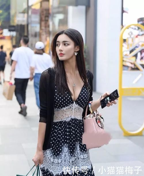路人街拍颜值很好的时尚小姐姐,蕾丝波点裙凸显完美好身材