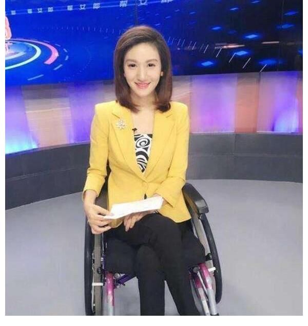 她最有可能成为“湖南台一姐”,突然全身瘫痪,靠坐轮椅生活