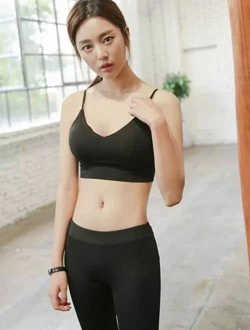 曲线|街拍身材唯美的紧身打底裤美女,衬托美女的曲线身材!