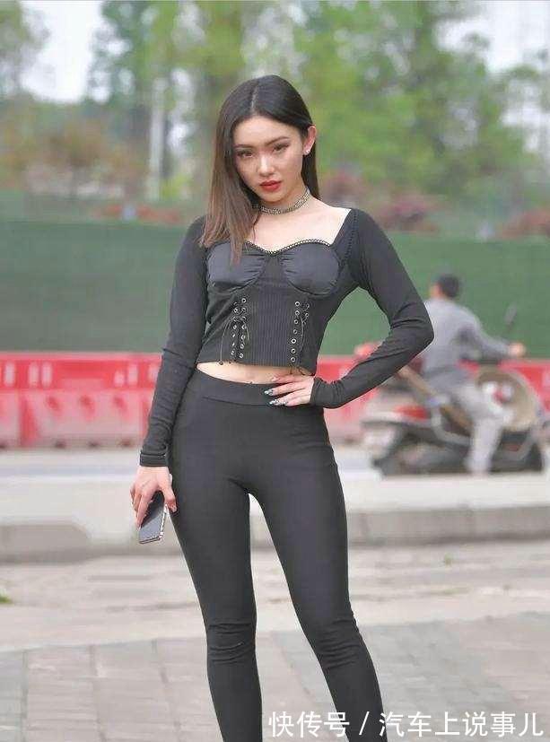 牛仔|女生清新的搭配，白色一字肩配牛仔阔腿裤，穿出邻家女孩的美