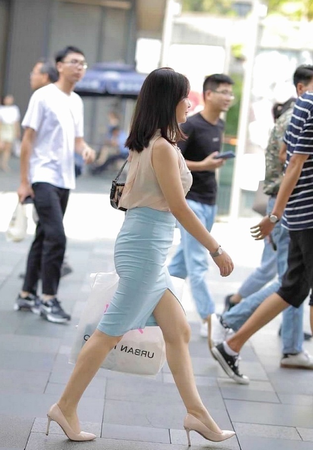 精悍|小姐姐装扮这么精悍,无痕裙穿出高级感,性感又迷人!