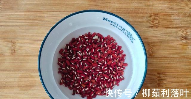 松软|入秋南瓜别蒸着吃,抓把红豆卷一卷,比面包还松软,我家1周吃3次!