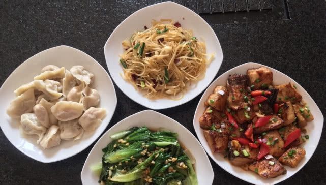 不想|每餐都有三菜一汤,朋友看到后说,没一个辣的菜,一看就不想吃