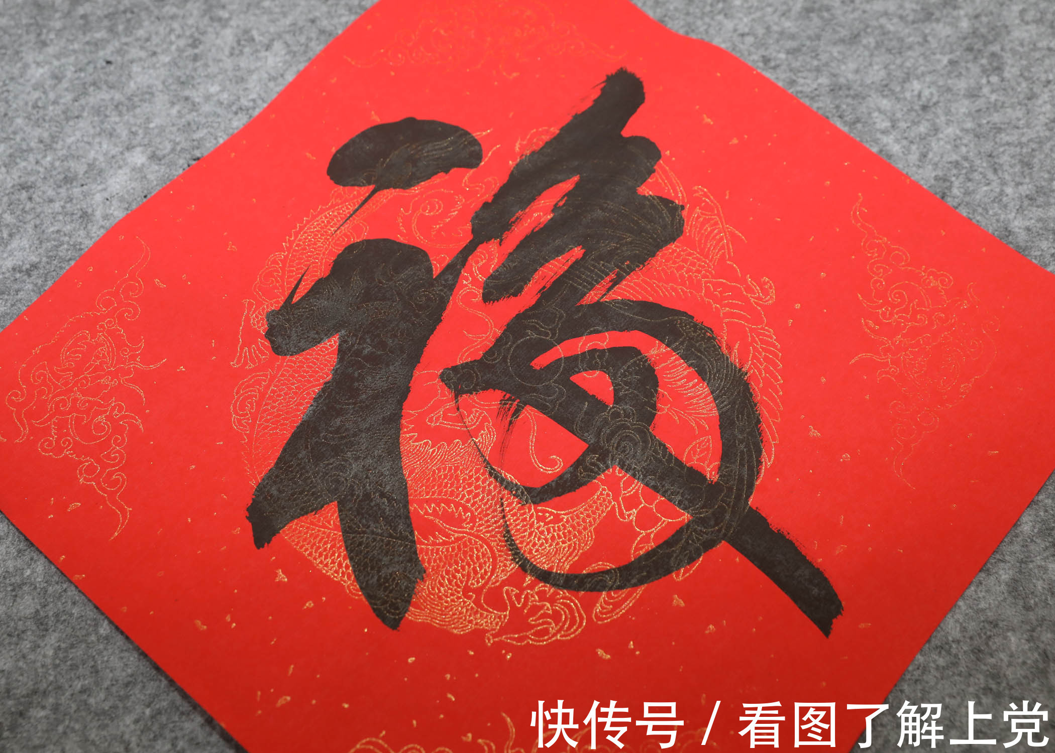 书法爱好!潞州区长兴社区组织书法爱好者写春联 把祝福送给居民