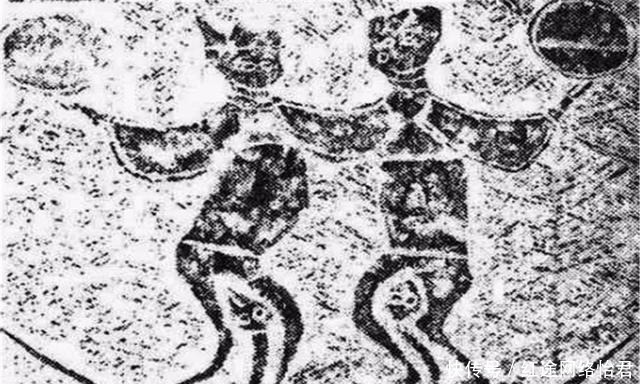 神灵|滕县出土画像石,画中伏羲女娲手捧圆盘,专家:代表汉代的“神”