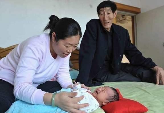 鲍喜顺|“中国第一巨人”鲍喜顺56岁娶妻,不听劝阻生下孩子,现状如何?