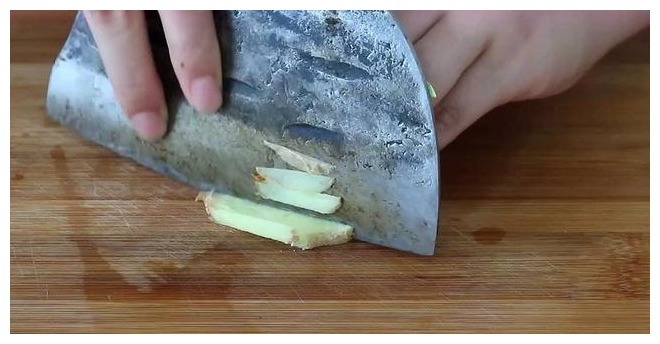 包菜和粉条放在一起,简单一做,比吃肉还香,超简单